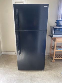 Insignia 18 Cu Ft Top-Freezer Refrigerator – Like New