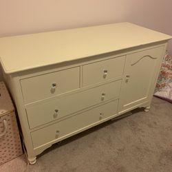 Beautiful Kids Dresser