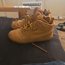 Size 8.5 Men's Mid Nike