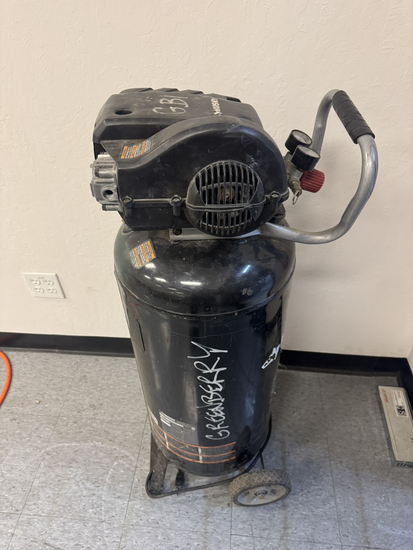Husky air compressor 20 Gal 200 PSI