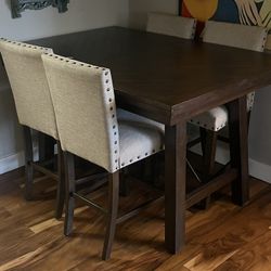 Dining Room Set (5 pieces with Table Extension) - Excellent condition - Barely Used 