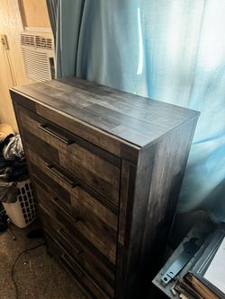 Very Nice Five Drawer Dresser