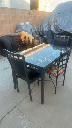 Dinner table for chair, two blacks and two colors. Very good condition. Very nice.