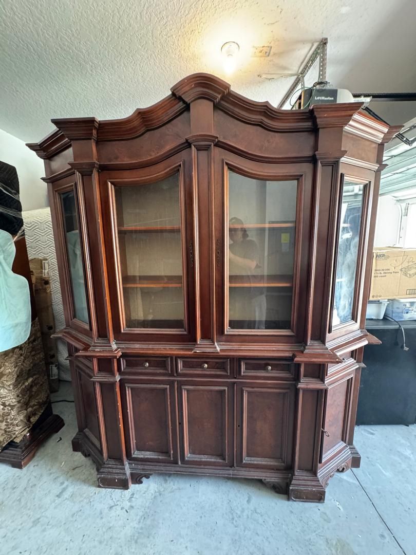 πͺ΅ Gorgeous Vintage Solid Wood China Cabinet / Display Hutch β $550 (Pasco/Wesley Chapel)