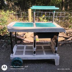 Suncast Portable Outdoor Potting And Gardening Station