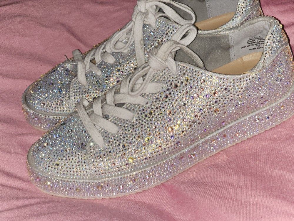 INC. TENIS SHOES.  size 7 