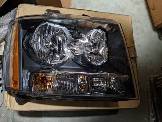 2007-2013 Chevy Tahoe/Suburban Headlight (New)