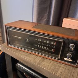 Magnavox AM/FM Solid State Walnut Wood Radio MCM 1R1722 Tested Made in USA