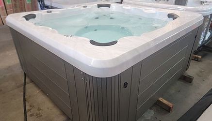 2018 Coast Hot Tub