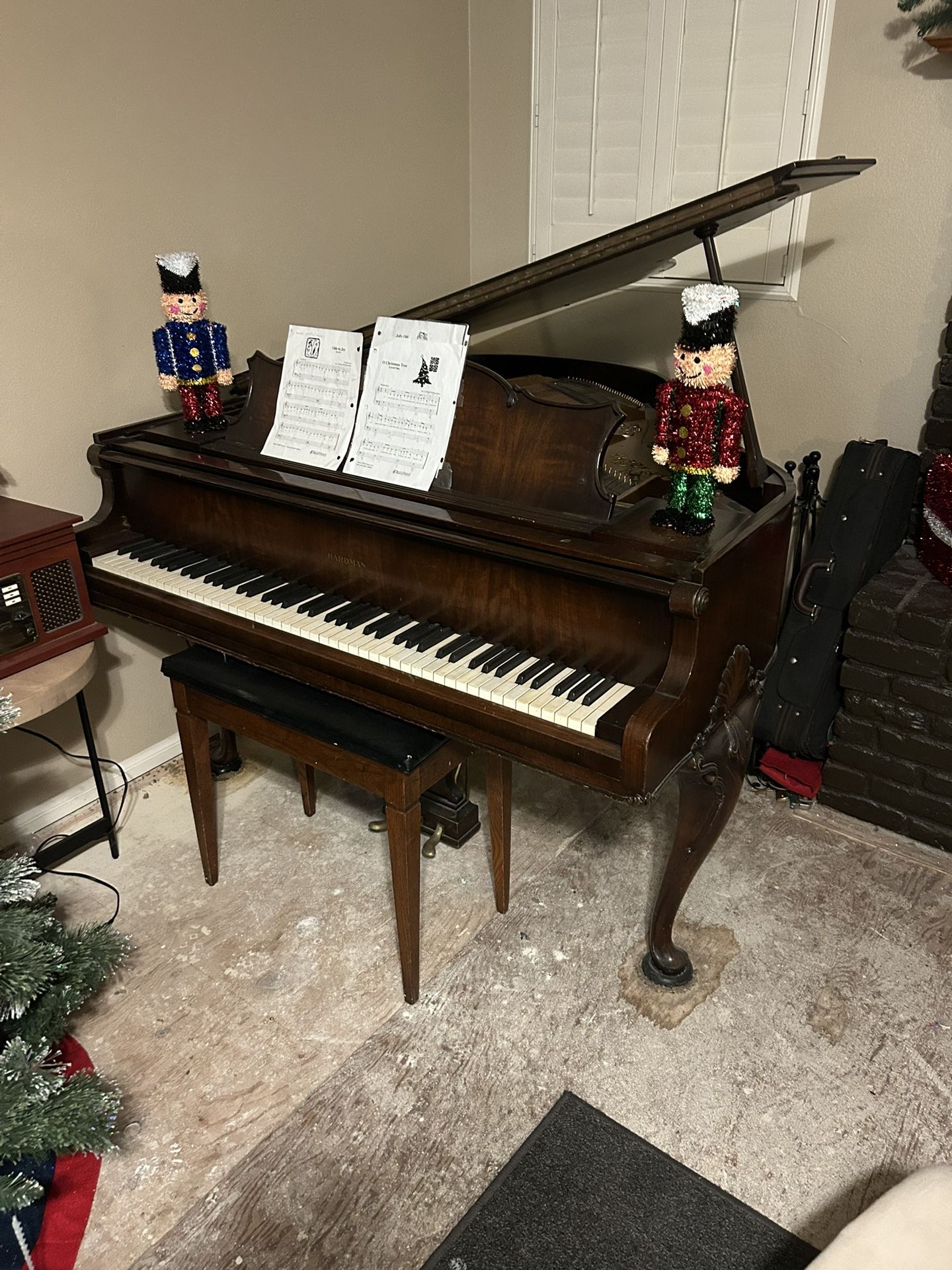 Baby Grand Piano – Hardman