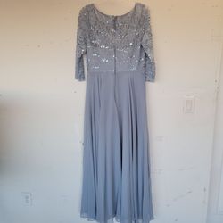 Beautiful elegant dress. For partys. Dinner night out or  any fancy occasion. $25.00 size MEDIUM