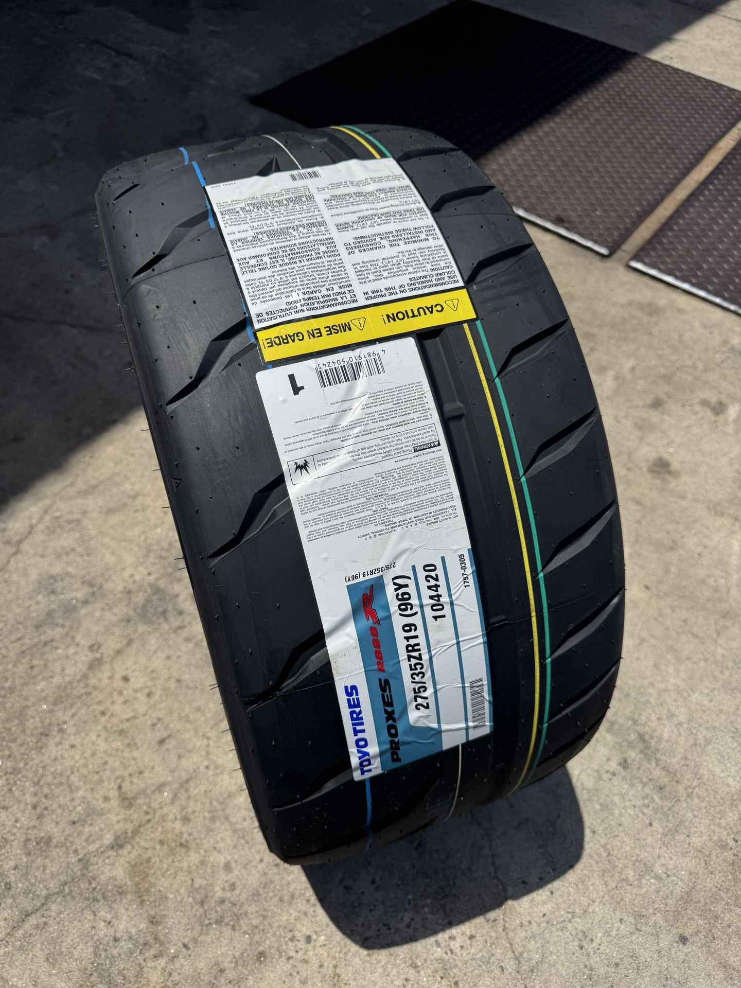 275/35/19 Toyo R888r