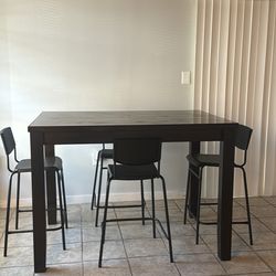 Dining Room High top Table & 4 High Top Chairs, Nice Condition, And The table Can Be Slid Out To Make The Table Longer.