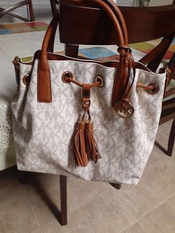 Used 1 time, great condition, Authentic Michael Kors handbag