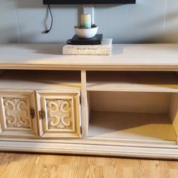 TV Stand/ Entertainment Center