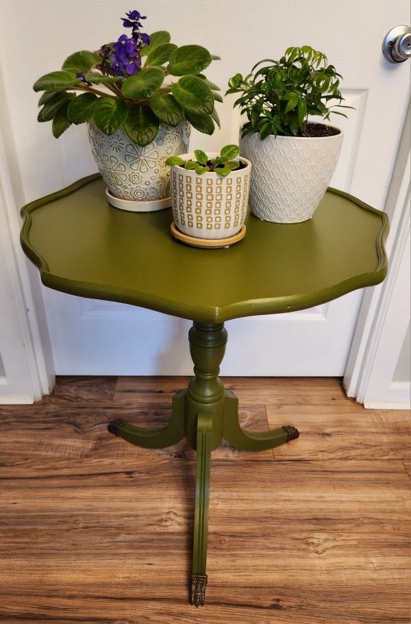 Adorable Vintage Pie Crust Accent Table