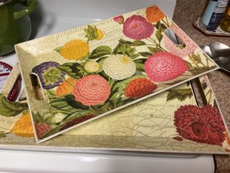 Vintage serving trays set of 2