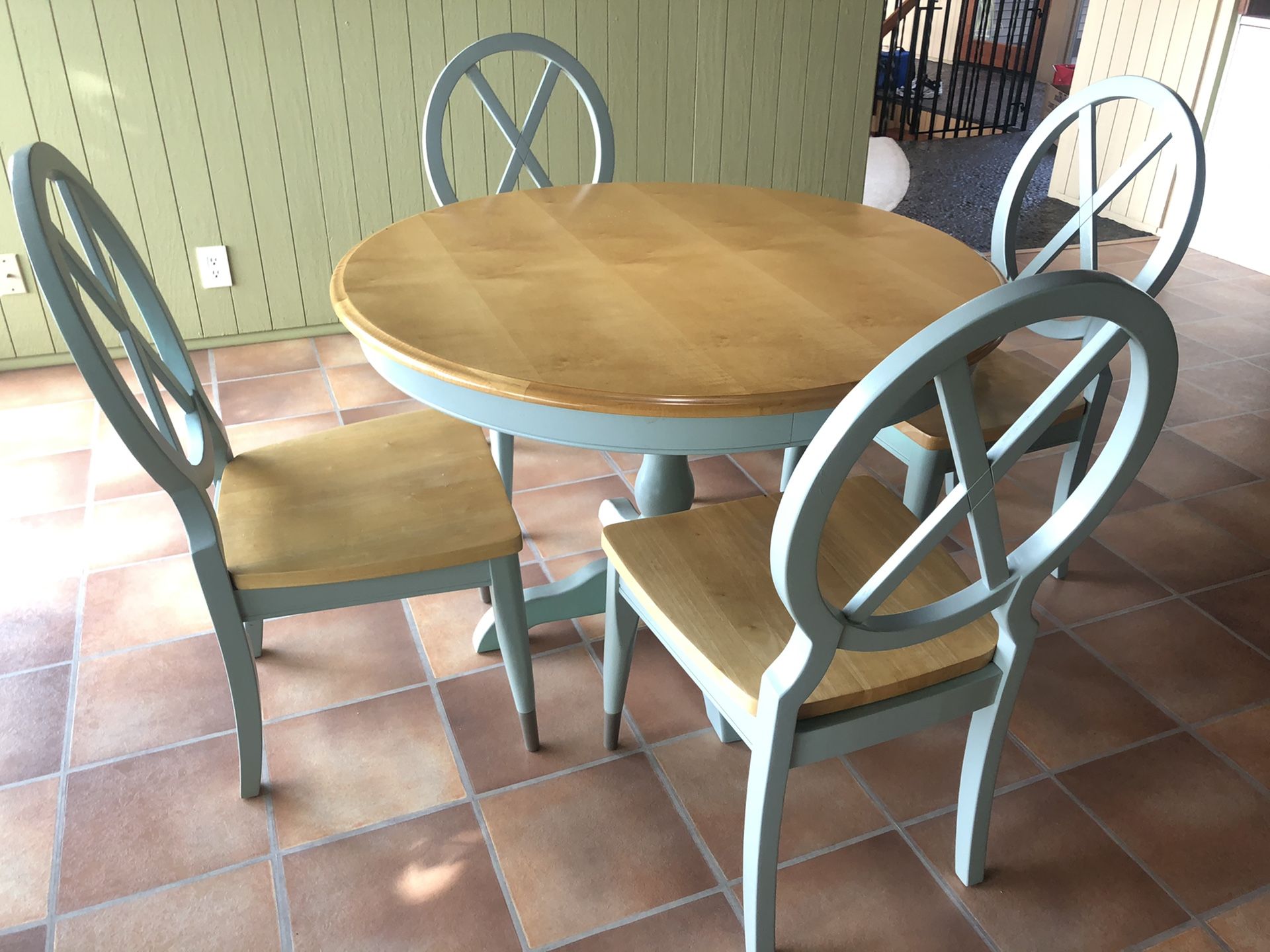 Kitchen table and chairs green, Bassett
