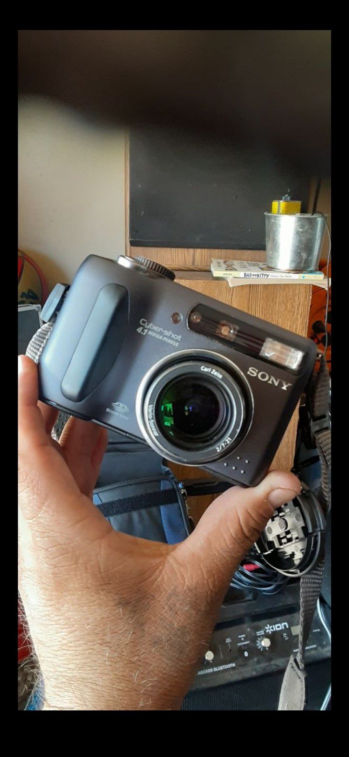 Sony Cyber-shot DSC-S85 it 4.1MP Digital Camera