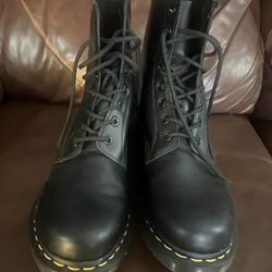 1460 Originals Dr Martin boots size W10/M9