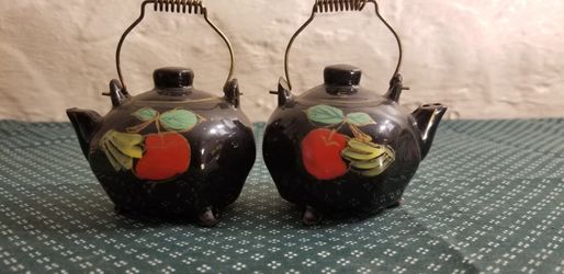 Black Kettle Salt & Pepper Shakers Made in Japan