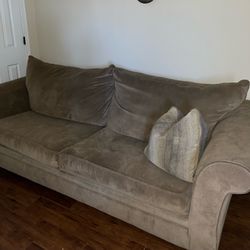 Couch / 2 Pillows