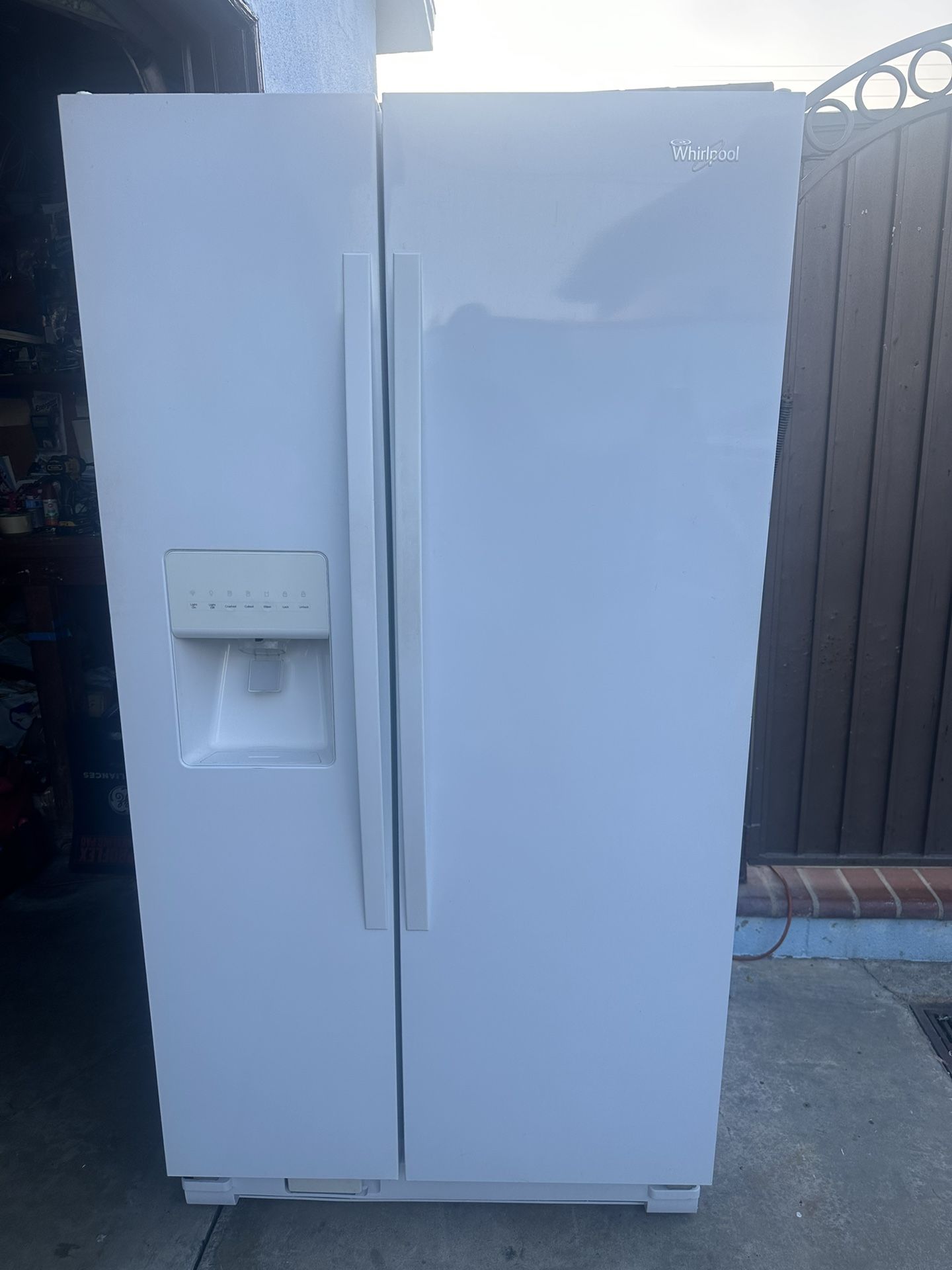 Refrigerator Whirlpool SxS 25 CuFt .Gallon Milk Door Adjustable Shelf .Water And Ice Dispenser .Works Excelente. Size :36” Wide By 69” High By 31” De
