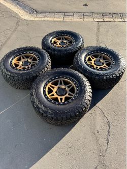 18” Toyota Tundra Land Cruiser Method MR312 Wheels 18x9 and 34” BFG KO2 Tires 5x150