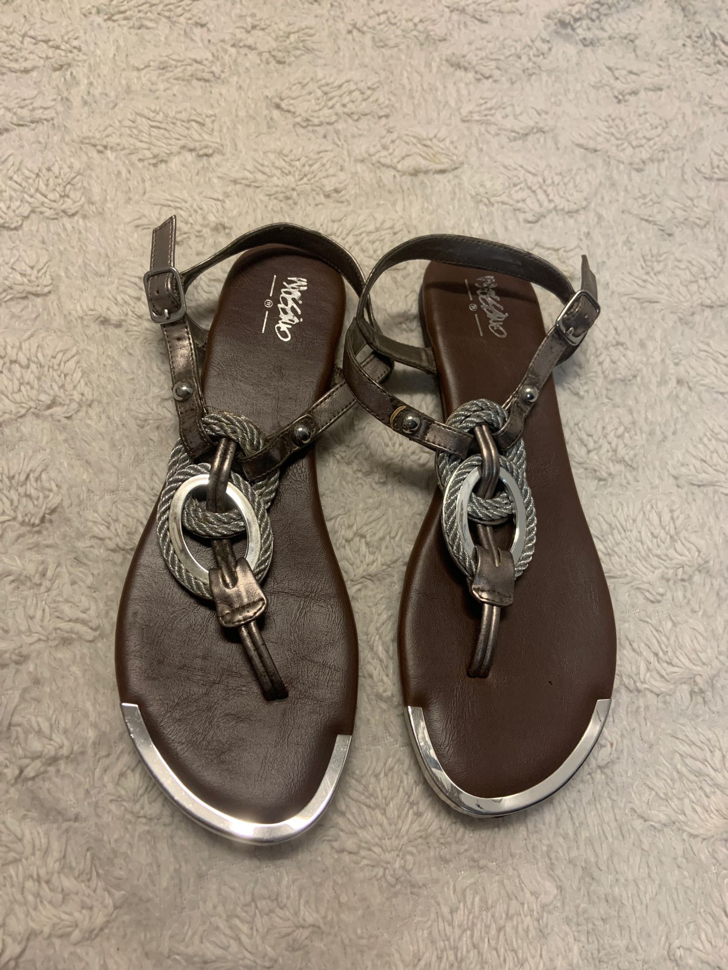 Like new mossimo sandals size 8 they fit as 7.5