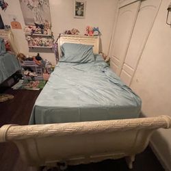 Twin sizes beds x2 no mattress 