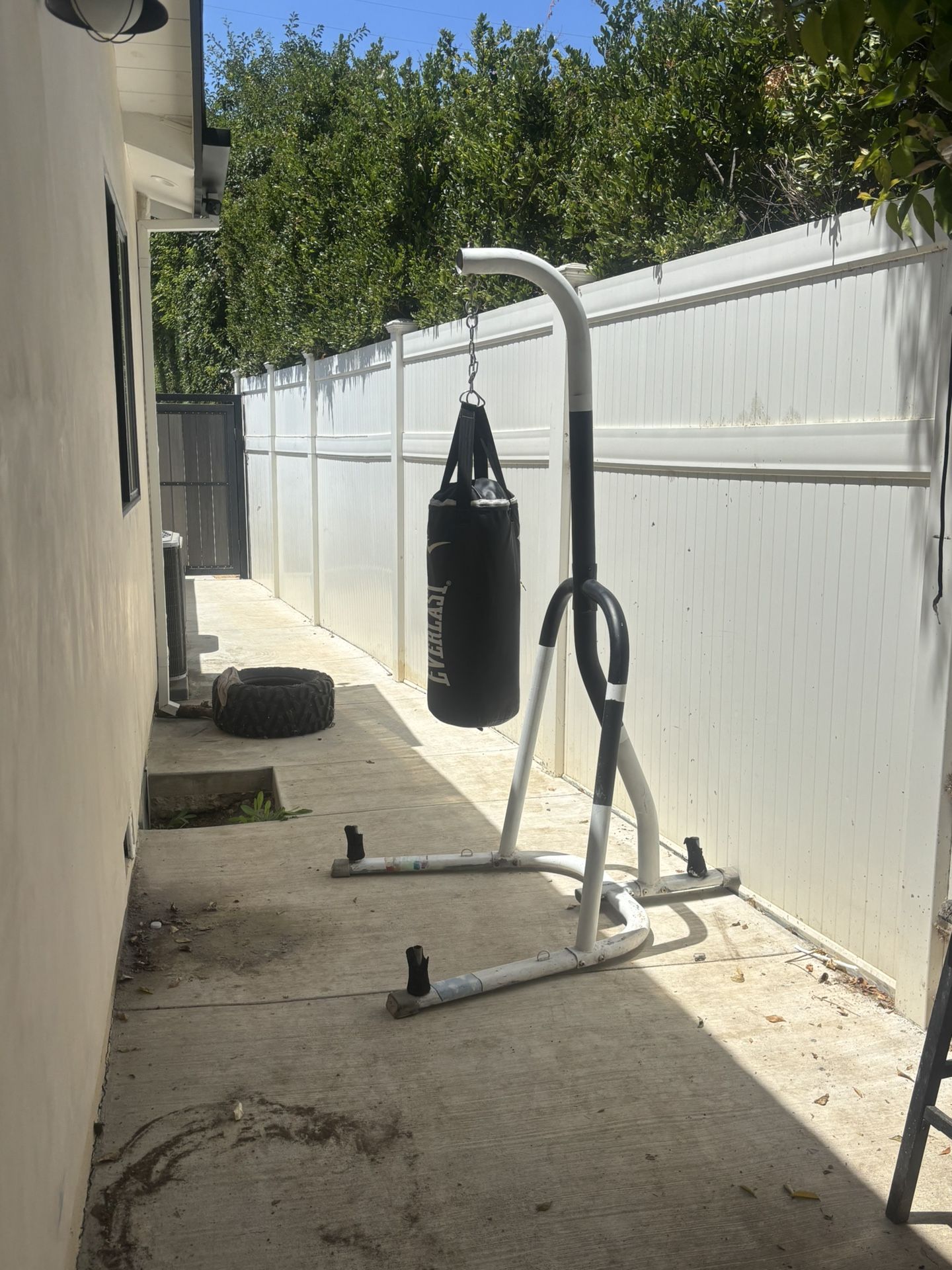 Everlast Punching Bag + Stand equipment