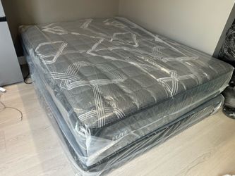 Mattress Black series Queen sizes 🛏️ Euro Pillow Top 12” medium firm 🆕  In Plastic   ➡️Mattress only $199  ➡️Mattress with box spring $260  🚚Delive