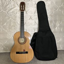 Hohner HCO3 3/4 Classical Hand Crafted Right Handed Guitar with Guitar Case with Backpack Straps