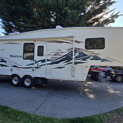 Like New Unicorn 28ft Double Slides Montana Fully Equipped 