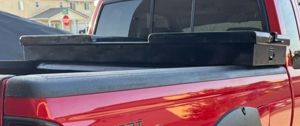 Truck tool box lockable with key
