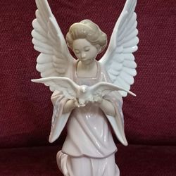 Lladro Angel of Peace with Dove Porcelain Figurine #6131 MINT No Box