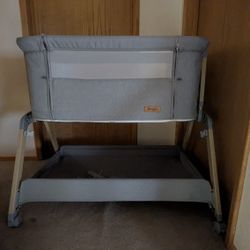 Jimglo Sleeper Bassinet and Sheets