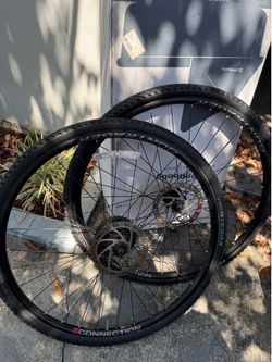 Bontrager 700c Wheelset with Bontrager LT3 700x38 Tires