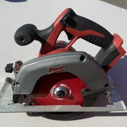 Milwaukee M18 18V Lithium-Ion Cordless 6-1/2 in. Circular Saw (Tool-Only