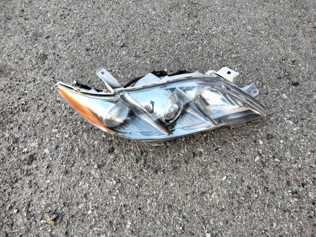 2006-2009 Toyota Camry Headlight (Right Side) With Light Bulb And Accessories.