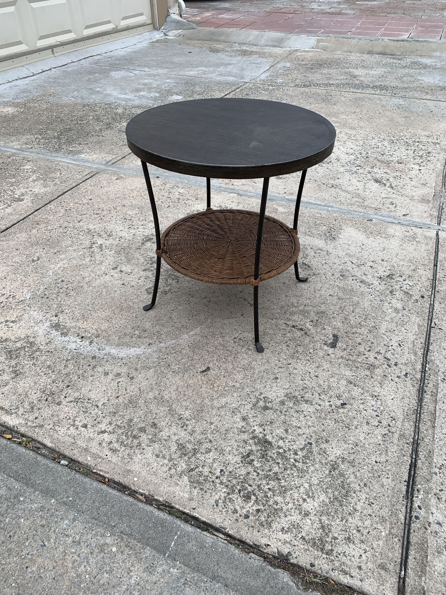 Small Round accent table 20” round