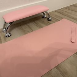 Reposa brazos para manicura y alfombra para mesa. 