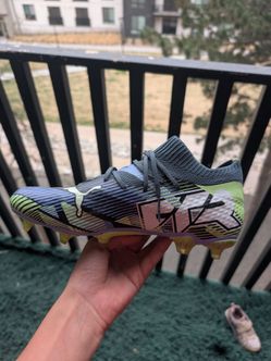 Soccer shoes