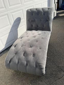 Gray Velvet Tufted Chaise Lounge – Elegant & Stylish