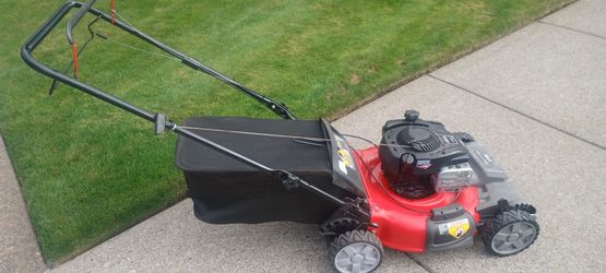 Very nice snapper self-propelled lawn mower with Briggs & Stratton 140cc engine. Starts easy runs perfect