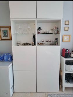 Estante con 6 espacios y cristal  y mesa de comedor con 4 sillas  muebles en buenas condiciones