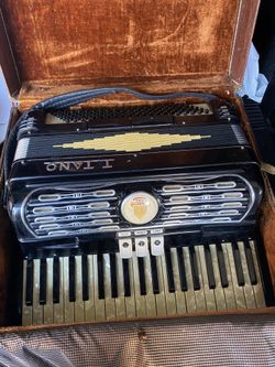 Black Titano Ideal Tube Chamber Piano Accordion