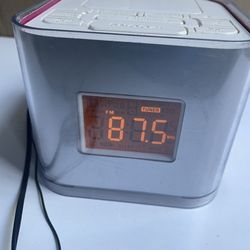 Audiovox Venturer Dual Alarm Clock AM/FM Radio Party Time CR8030iE5 READ