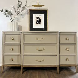 !!SOLD!! Gorgeous Mid Century Dresser 