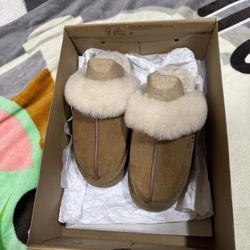 Ugg Slippers Size 5.5